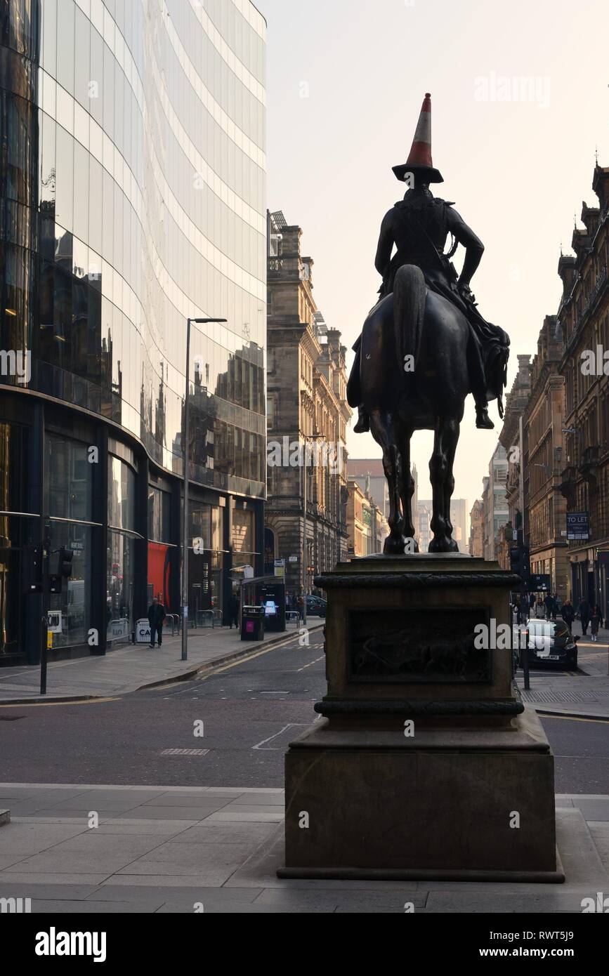 La célèbre statue du duc de Wellington du cheval et du cavalier avec le cône de trafic plus humoristique sur la tête à Glasgow, Écosse, Royaume-Uni, Europe. Banque D'Images