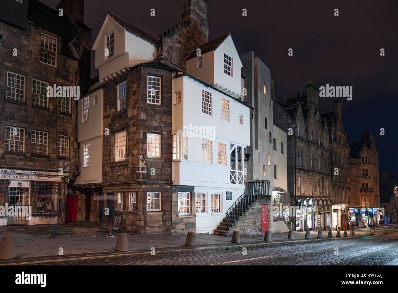 Vue de la nuit de John Knox house sur le Royal Mile, dans la vieille ville d'Édimbourg, Écosse, Royaume-Uni Banque D'Images