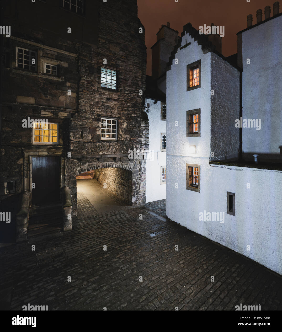 Vue de nuit Boulangerie Fermer sur Royal Mile d'Édimbourg, en Écosse au Royaume-Uni. Position de l'Outlander comme fictive Carfax Fermer. L'Écosse, Royaume-Uni Banque D'Images