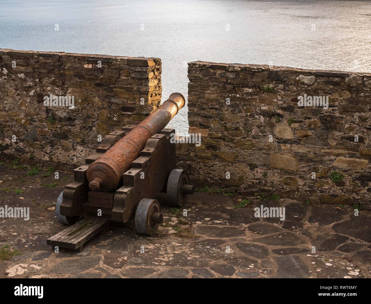 Les canons et les merlons de la forteresse Castillo de la Concepción dans Cedeira, Rías Altas, La Coruña, Espagne Banque D'Images