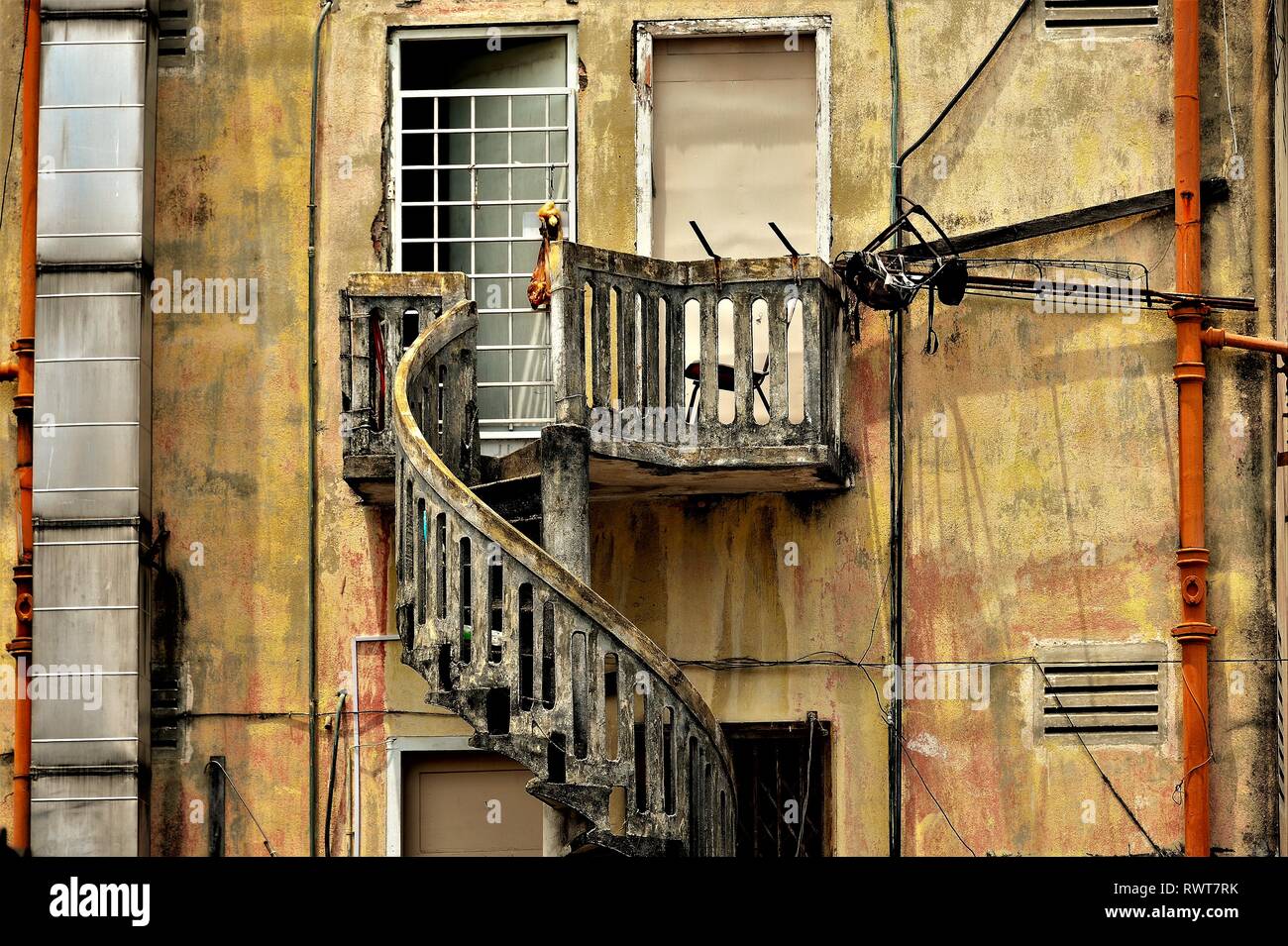 L'extérieur de l'ancienne maison traditionnelle boutique Singapour avec porte balcon de pierre et en colimaçon avec de riches tons et textures de Geylang historique Banque D'Images