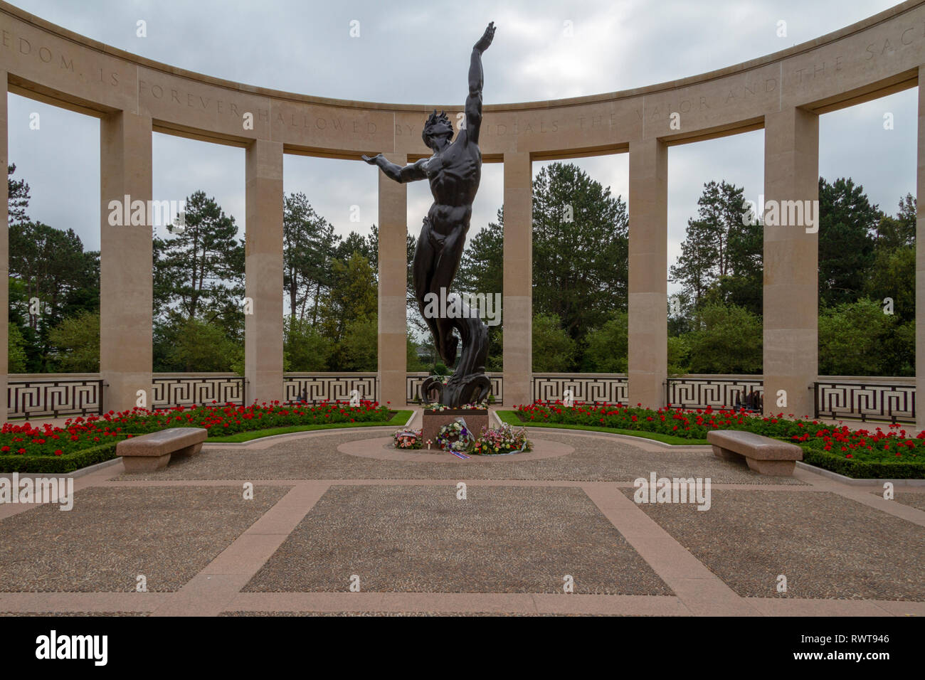 Le Mur des Disparus et le monument au cimetière américain de Normandie, Colleville-sur-Mer, France. Banque D'Images