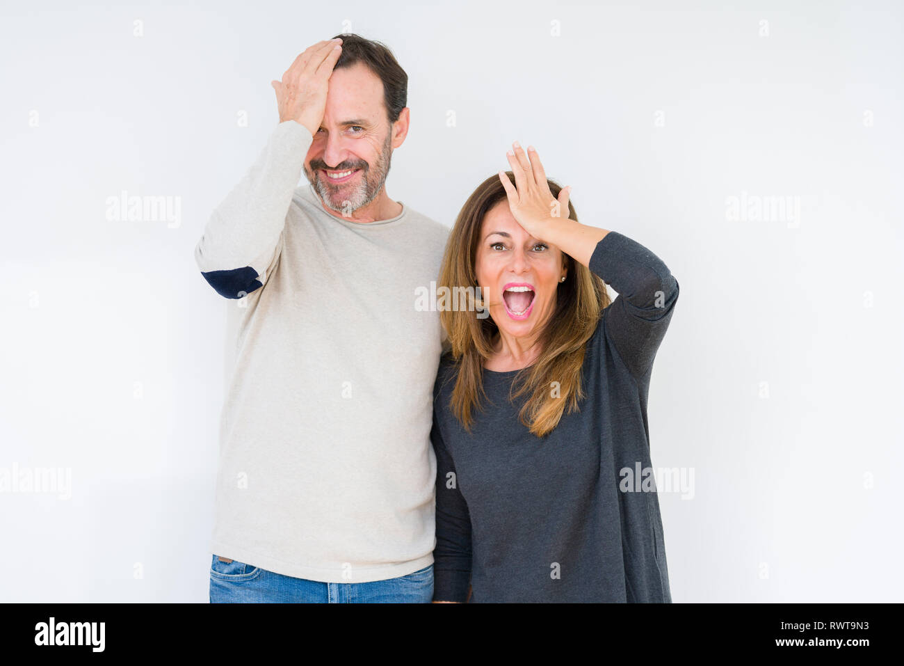 Beau couple d'âge moyen de l'amour sur fond isolé surpris avec la main sur la tête pour erreur, n'oubliez pas d'erreur. Vous avez oublié, mauvaise mémoire concept. Banque D'Images Beau couple d'âge moyen de l'amour sur fond isolé surpris avec la main sur la tête pour erreur, n'oubliez pas d'erreur. Vous avez oublié, mauvaise mémoire concept. Banque D'Images