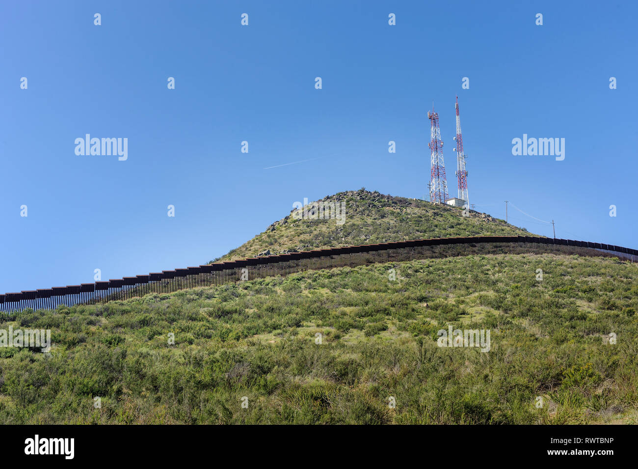 US frontière, barrière piétonne, type bollard, Tecate, Californie, vu de côté US, zone inhabitée à l'est du port d'entrée, Tecate Banque D'Images