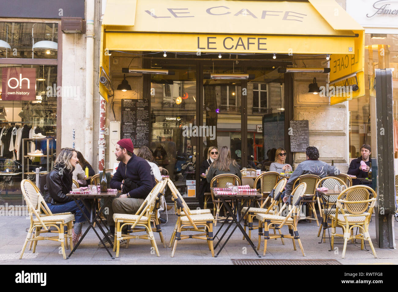 Cafe Le Cafe sur la Rue Tiquetonne dans le 2ème arrondissement de Paris, France. Banque D'Images