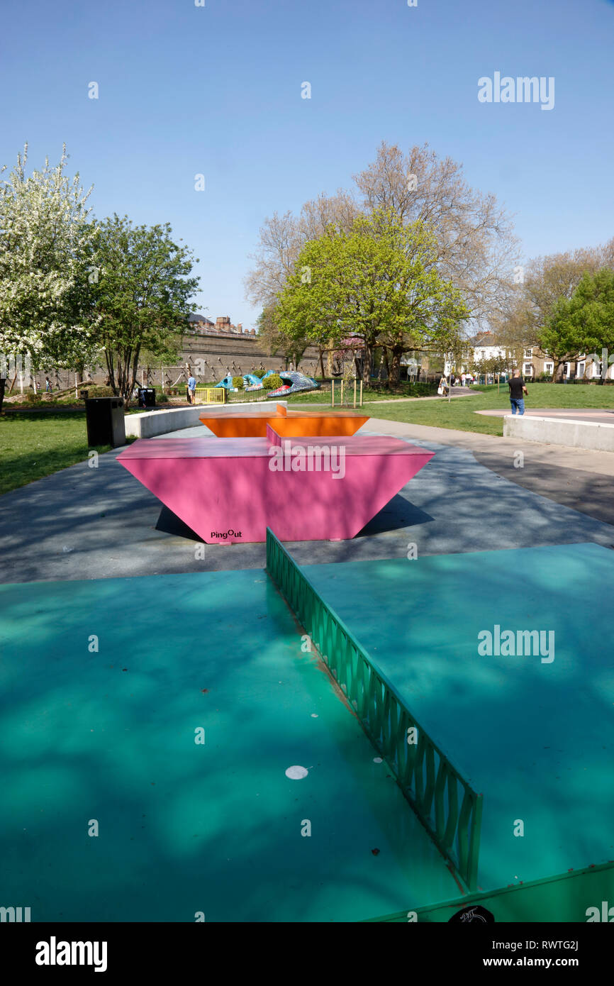 Tables de ping-pong dans les jardins de Stonebridge, West Bay, London, UK Banque D'Images