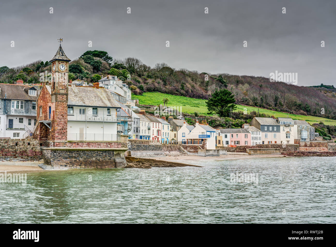 Une scène côtière du rivage à Cawsand et Kingsand, ces villages adjacents sont plein de Cornish pittoresques chalets de pêche en bord de mer. Banque D'Images