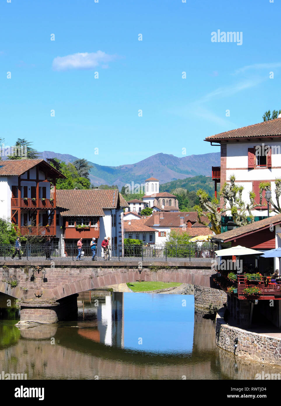 Saint-Jean-Pied-de-Port (sud-ouest de la France) : aperçu de la ville avec le petit village Basque d'Uhart Cize dans l'arrière-plan Banque D'Images