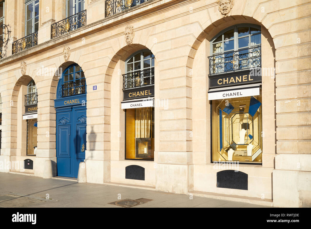 PARIS, FRANCE - 21 juillet 2017 : Chanel boutique de luxe de la Place Vendôme à Paris, France. Banque D'Images
