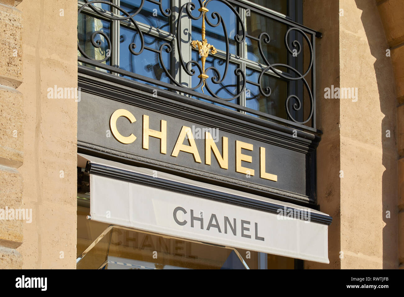 PARIS, FRANCE - 21 juillet 2017 : de luxe chanel store se connecter place Vendôme à Paris, France. Banque D'Images
