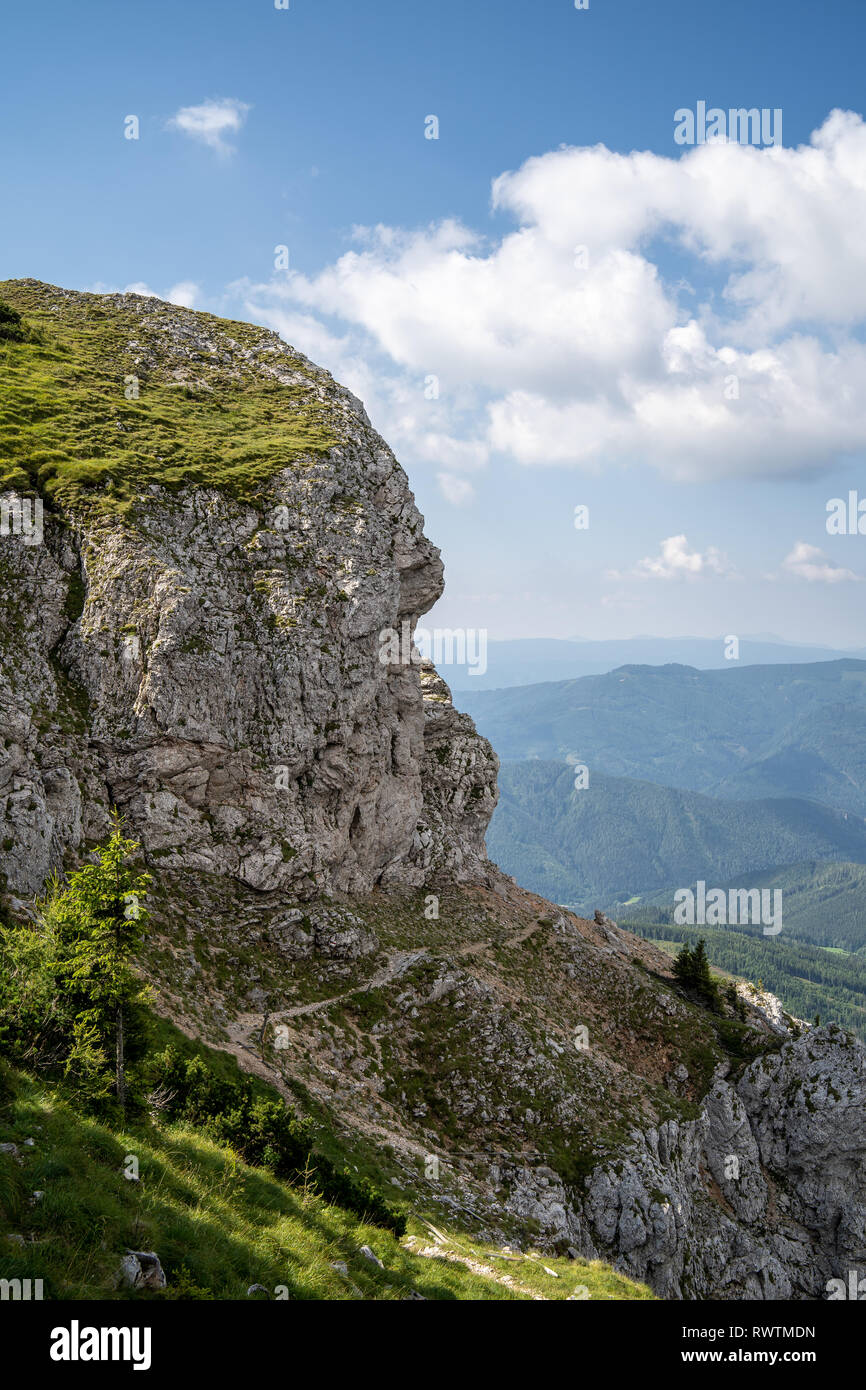 Sur le chemin vers le haut de la montagne près du Heukuppe Rax, Autriche Banque D'Images