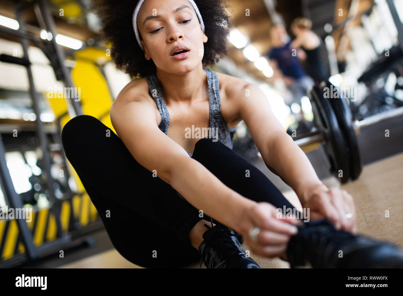 Happy fit african american fitness femme en club gym Banque D'Images