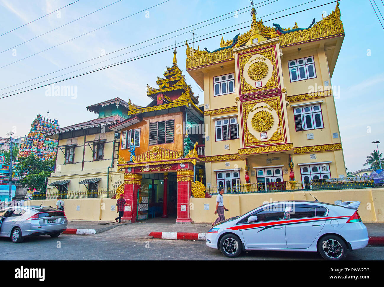 YANGON, MYANMAR - février 15, 2018 : La façade ornée d'Damikar Yarma monastère avec décors doré sculpté et multitired pyatthat, toit le Février Banque D'Images