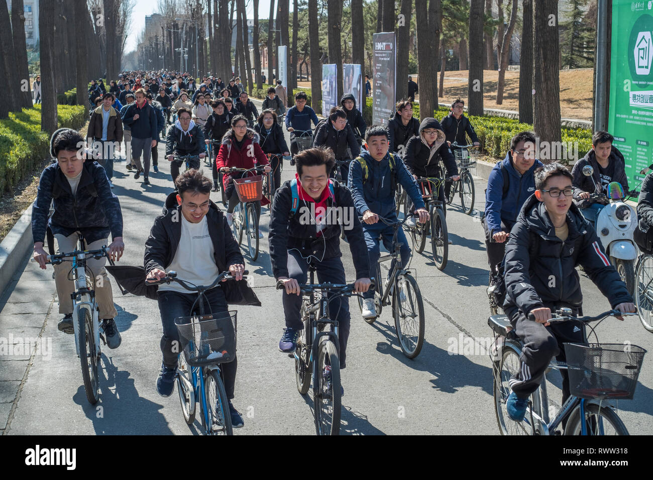 Les élèves cyclisme à la cantines après les cours du matin à l'Université de Tsinghua. 06-Mar-2019 Banque D'Images