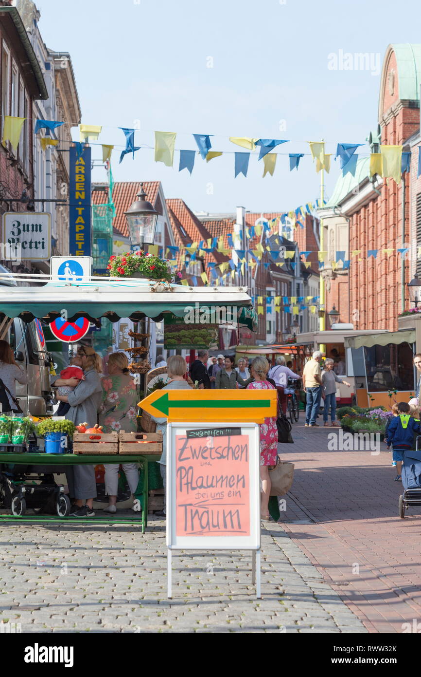 Wochenmarkt in der Fußgängerzone Lange Straße mit Fähnchen Geschmückt, Altstadt, Buxtehude, Altes Land, Niedersachsen, Deutschland, Europa Banque D'Images