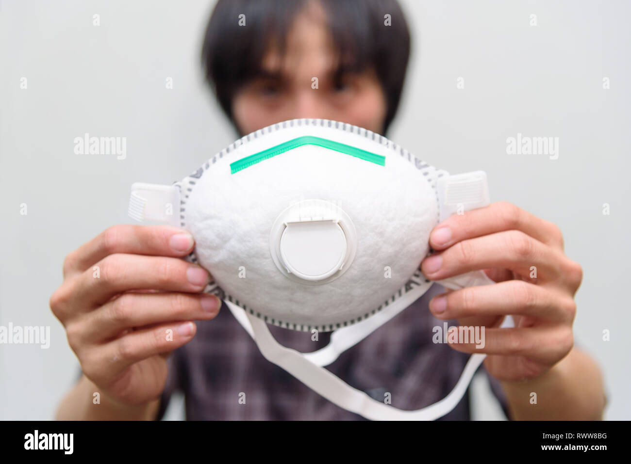 L'homme montrent masque hygiénique pour protéger des poussières PM2,5 Banque D'Images