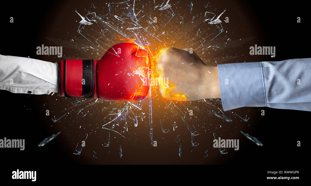 Deux mains combats et briser un verre en petits morceaux Photo Stock - Alamy