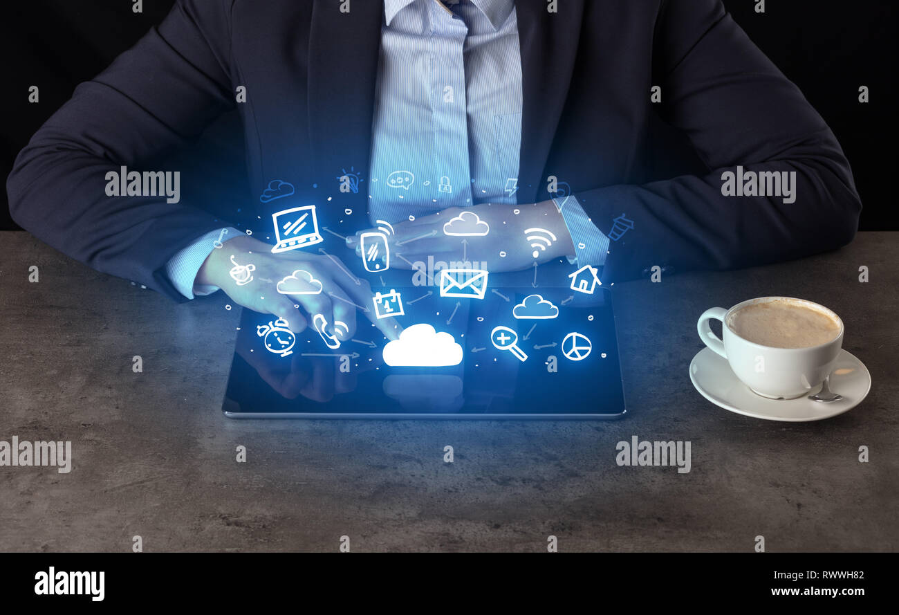 Business Woman working on tablet avec l'application et la technologie de cloud computing concept Banque D'Images