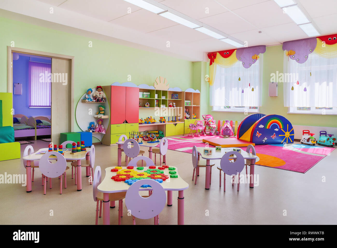 Jardin d'enfants, salle de jeux. L'école maternelle avec des ensembles de jouets. Libre. Banque D'Images