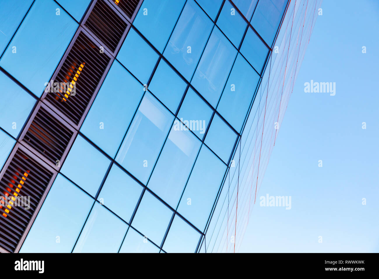 Architecture d'affaires moderne résumé fragment, office building corner fait de verre et d'acier sous ciel bleu Banque D'Images