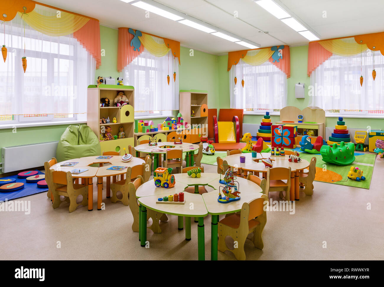 Salle de jeux. L'école maternelle avec des ensembles de jouets. Libre. Banque D'Images