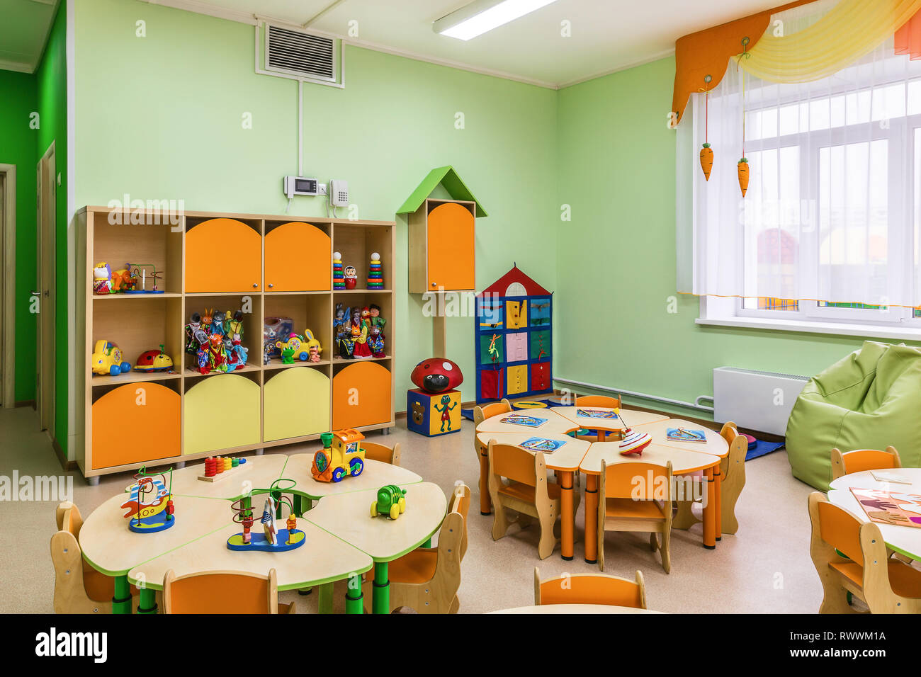 Jardin d'enfants, salle de jeux. L'école maternelle avec des ensembles de jouets. Libre. Banque D'Images