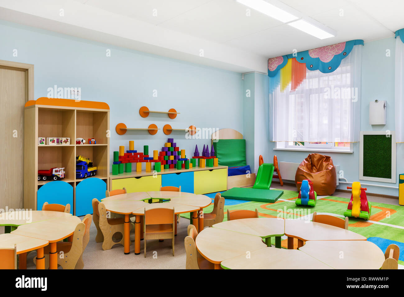Salle de jeux dans le jardin d'enfants. L'école maternelle avec des ensembles de jouets. Libre. Banque D'Images