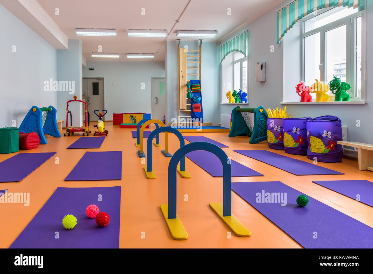 Sport pour les enfants. L'école maternelle avec des ensembles de jouets. Libre. Banque D'Images