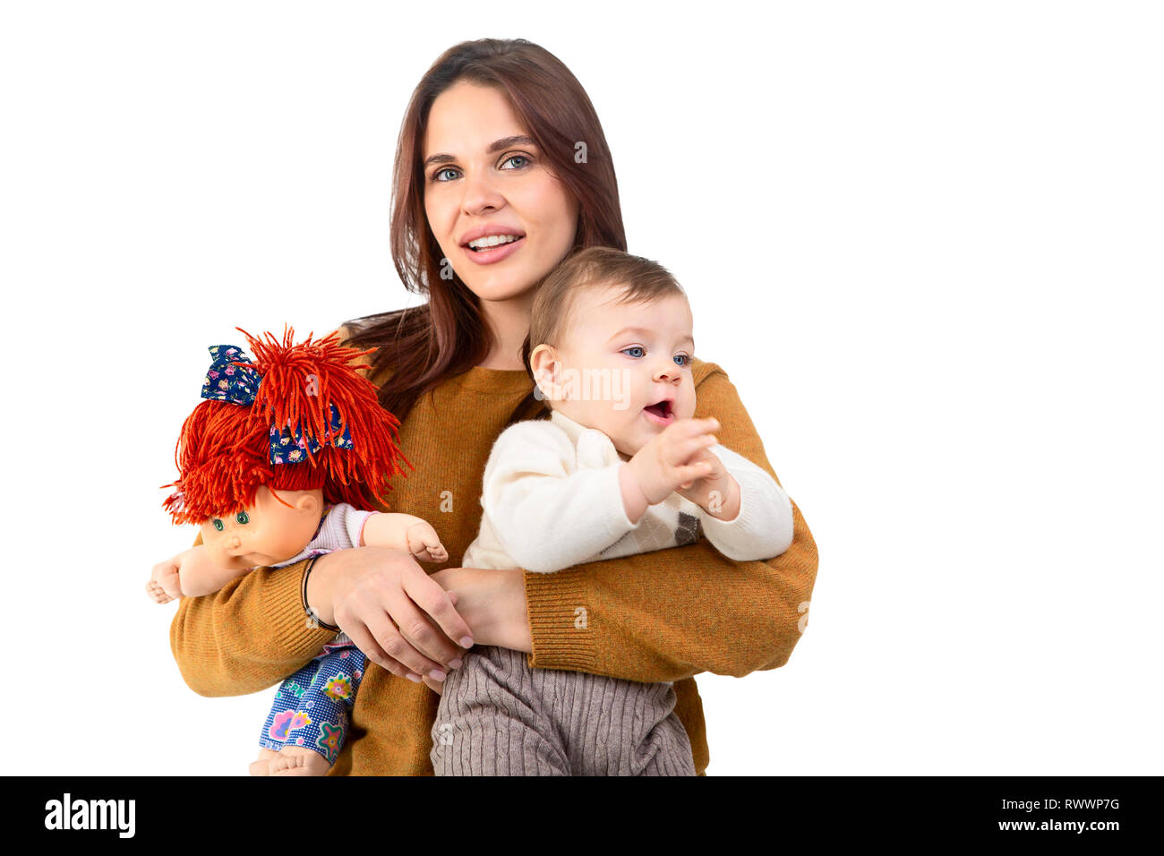 Mère et son bébé avec le jouet isolé sur fond blanc Banque D'Images
