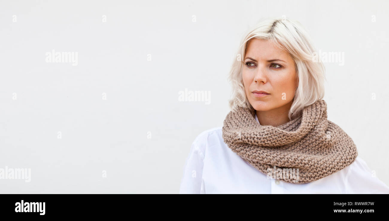 Jolie jeune femme en laine beige écharpe snood tricoté Photo Stock - Alamy