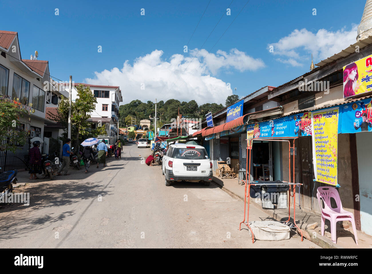 KALAW, MYANMAR - 25 novembre, 2018 : horizontale photo d'ordinaire pour la rue avec des magasins et des voitures dans le centre de Kalaw, Myanmar Banque D'Images