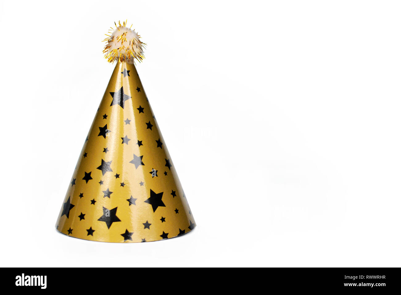 Golden party hat avec black stars et pompon isolé sur fond blanc Banque D'Images