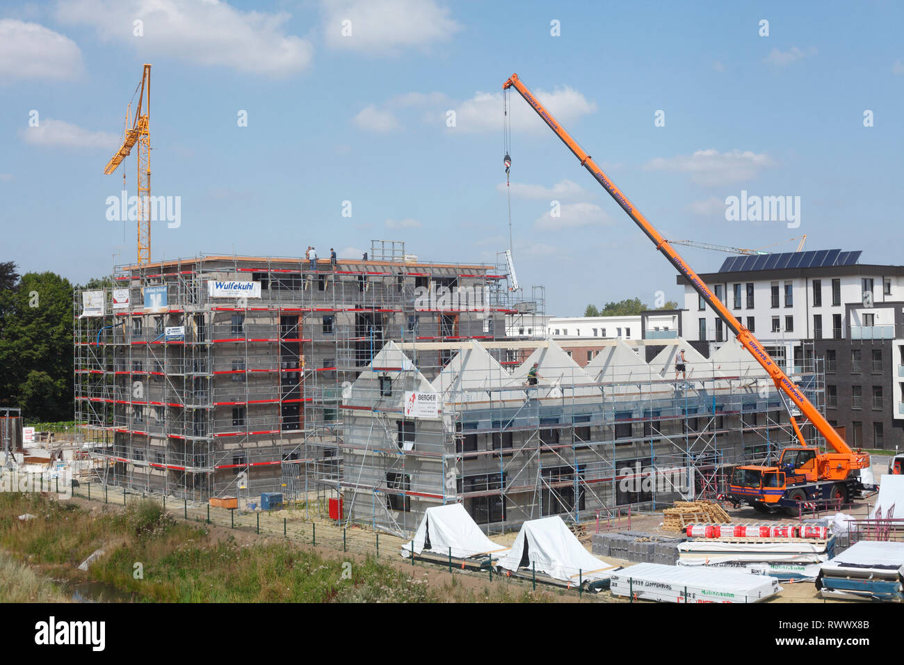 Les grues de construction, échafaudages, site de construction, les immeubles, bâtiments résidentiels, Cloppenburg, Basse-Saxe, Allemagne, Europe Banque D'Images