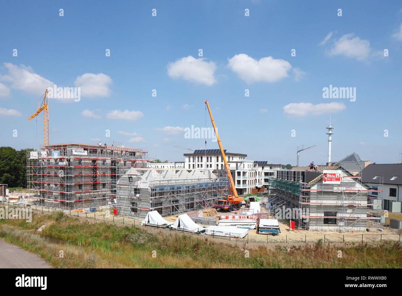 Les grues de construction, échafaudages, site de construction, les immeubles, bâtiments résidentiels, Cloppenburg, Basse-Saxe, Allemagne, Europe Banque D'Images