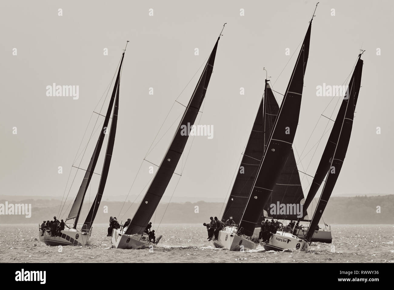 La lutte pour la position en yacht racing. Plusieurs voiliers monocoque arrondissement une bouée. Banque D'Images