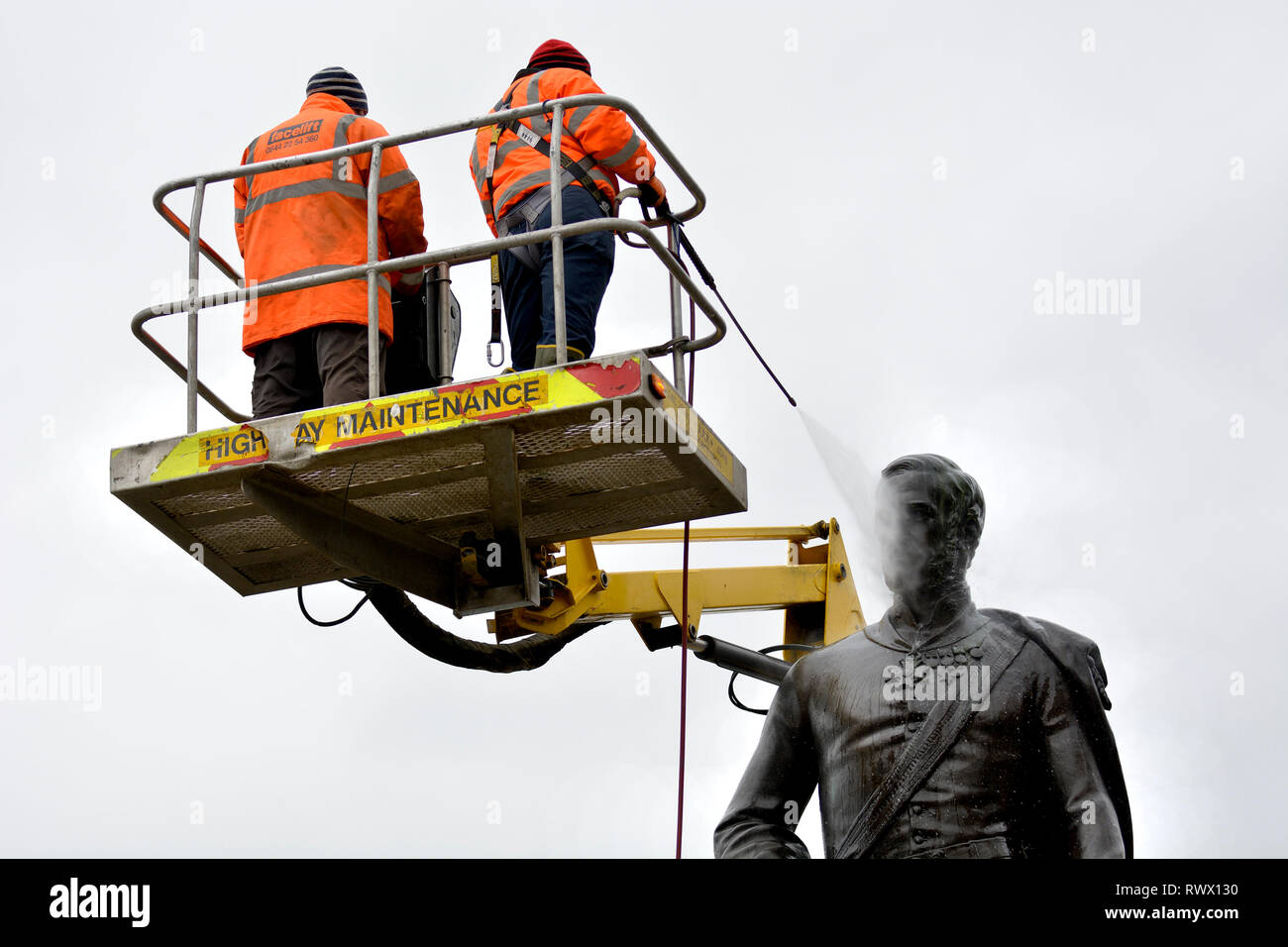 Londres, Angleterre, Royaume-Uni. Le nettoyage de la statue de Sir Henry Havelock à Trafalgar Square avec un flexible d'alimentation Banque D'Images