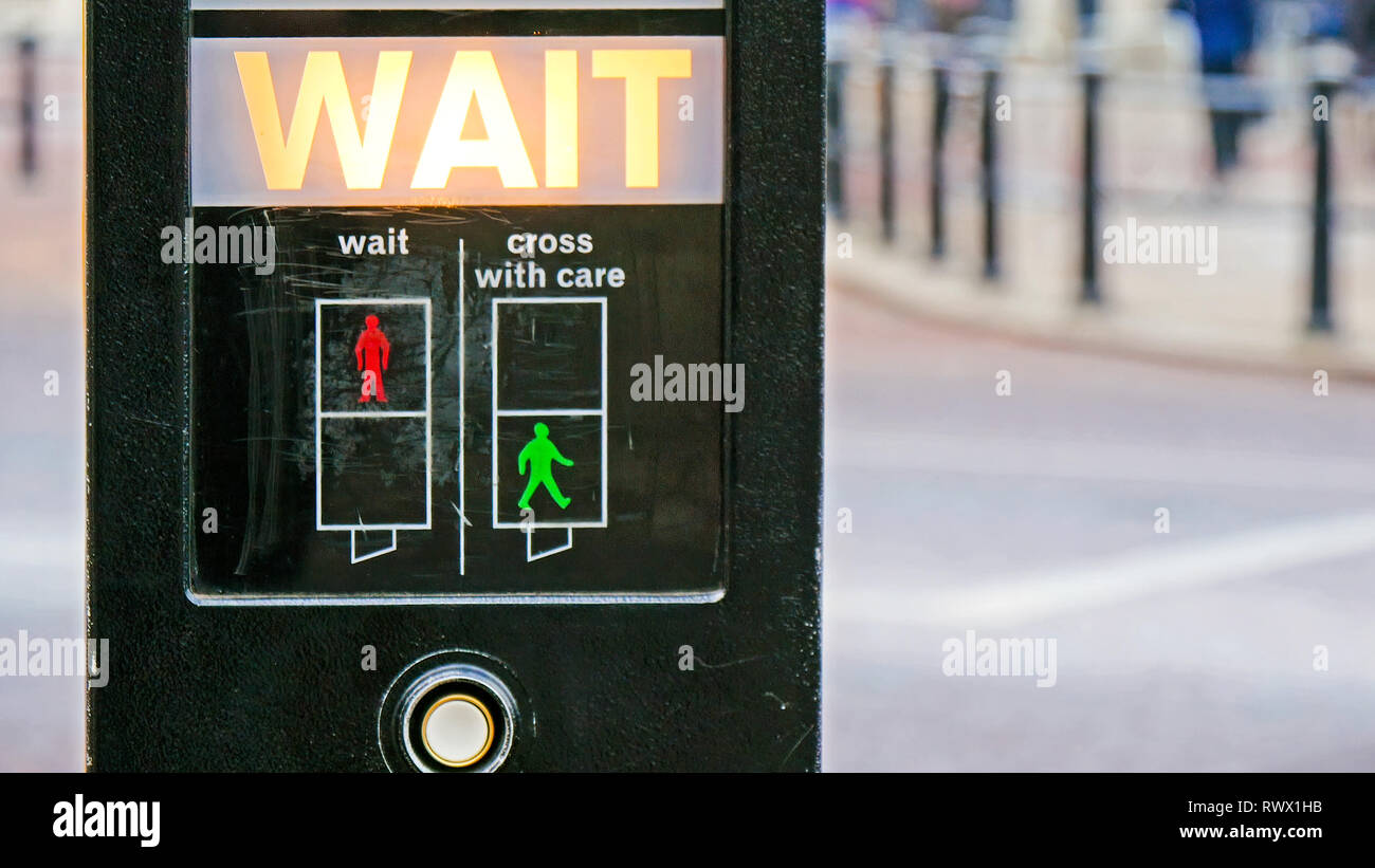 La signalisation pour piétons sur le trottoir. Ceci aide le piéton en traversant la rue à Londres Banque D'Images
