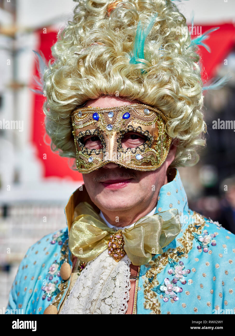 Venise, Italie - 2 mars 2019 Portrait d'une personne habillée d'un costume  vénitien dans un marché pour acheter et louer des costumes pendant le  Carnaval de Venise Photo Stock - Alamy