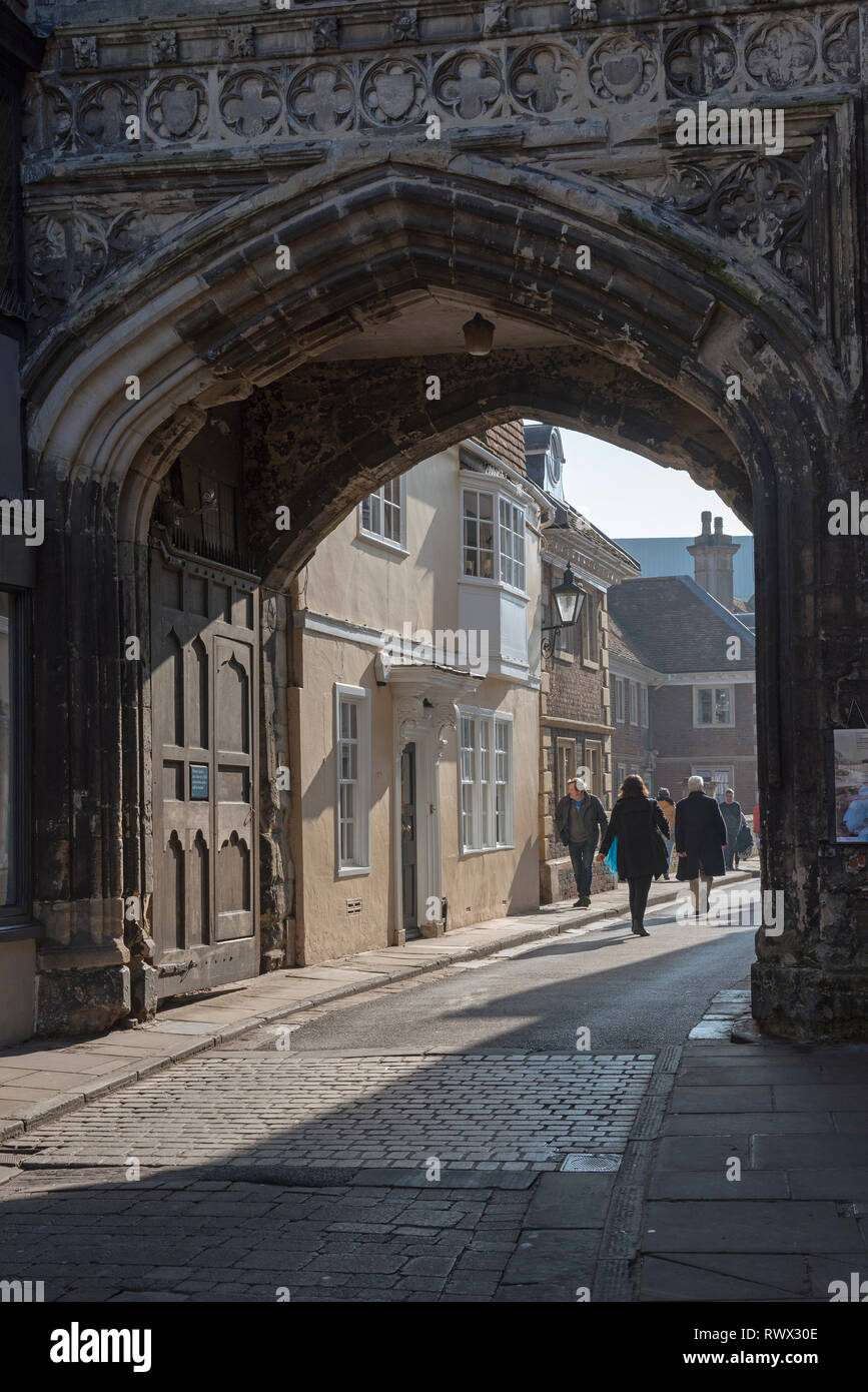 Salisbury, Wiltshire, Angleterre, Royaume-Uni. Mars 2019. Visiteurs en passant par la porte nord de la cathédrale de la ville en direction de la Grand-rue Fermer Banque D'Images