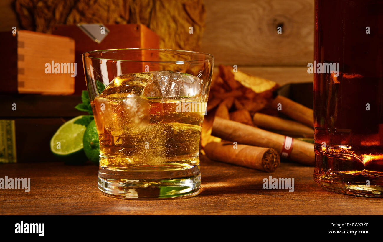 Cigare Whisky Panorama sur fond de bois Banque D'Images