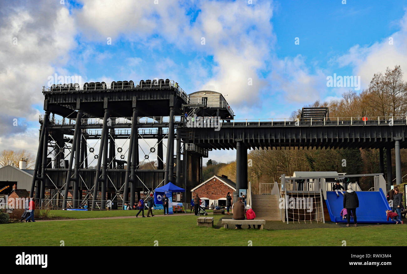 L'élévateur à bateau Anderton avec enfants jouant dans le parc. Cw 6619 Banque D'Images