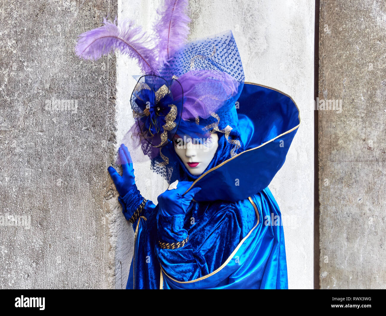 Venise, Italie - 2 mars 2019 personne habillée d'un costume Vénitien typique pendant le Carnaval de Venise posent pour une photo Banque D'Images