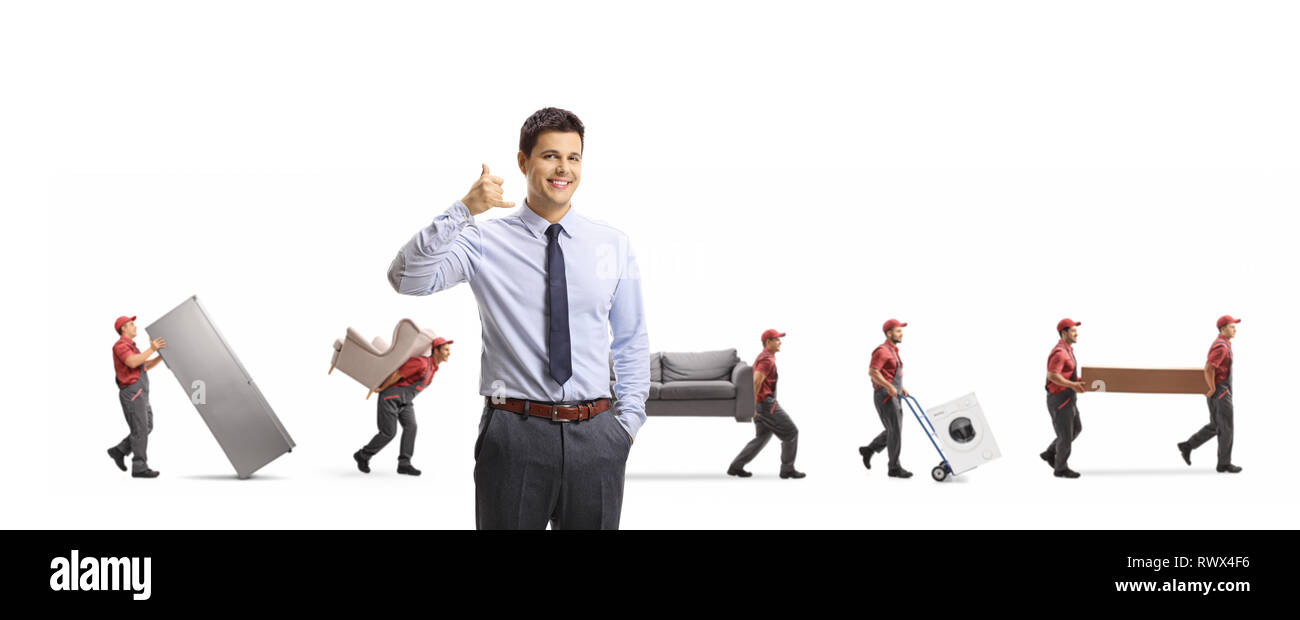 Manager d'une entreprise de déménagements, gesticulant appelez-nous signer et de travailleurs exerçant son activité sous le mobilier et les appareils isolé sur fond blanc Banque D'Images