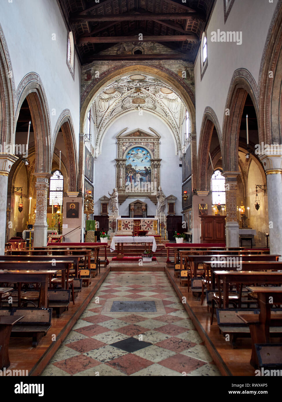 Venise, Italie - 2 mars, 2019 l'intérieur de l'église San Giovanni in Bragora allée principale Banque D'Images