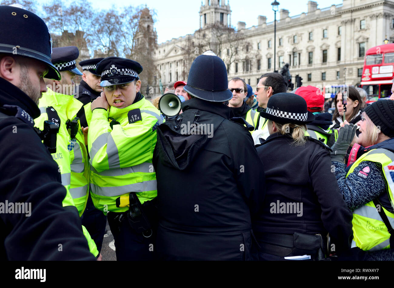 Londres, Angleterre, Royaume-Uni. Agents de la police métropolitaine d'un Brexit police manifestation à la place du Parlement, 2018 Banque D'Images