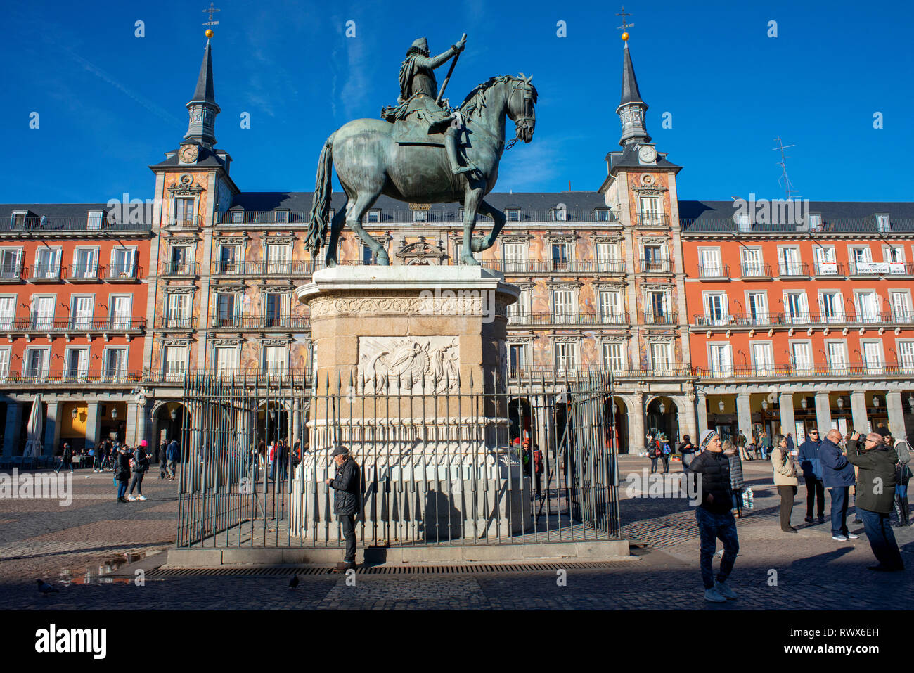 Statue en bronze du roi Philippe III construit en 1616 par Giovanni de Bologne et Pietro Tacca à la Plaza Mayor à Madrid, Espagne Banque D'Images