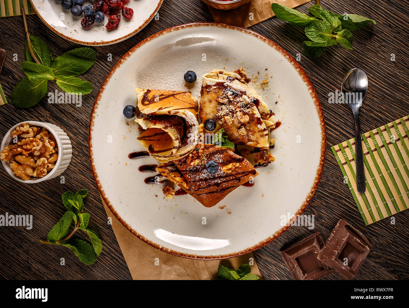 Mise à plat de délicieuses crêpes au chocolat et noix Banque D'Images