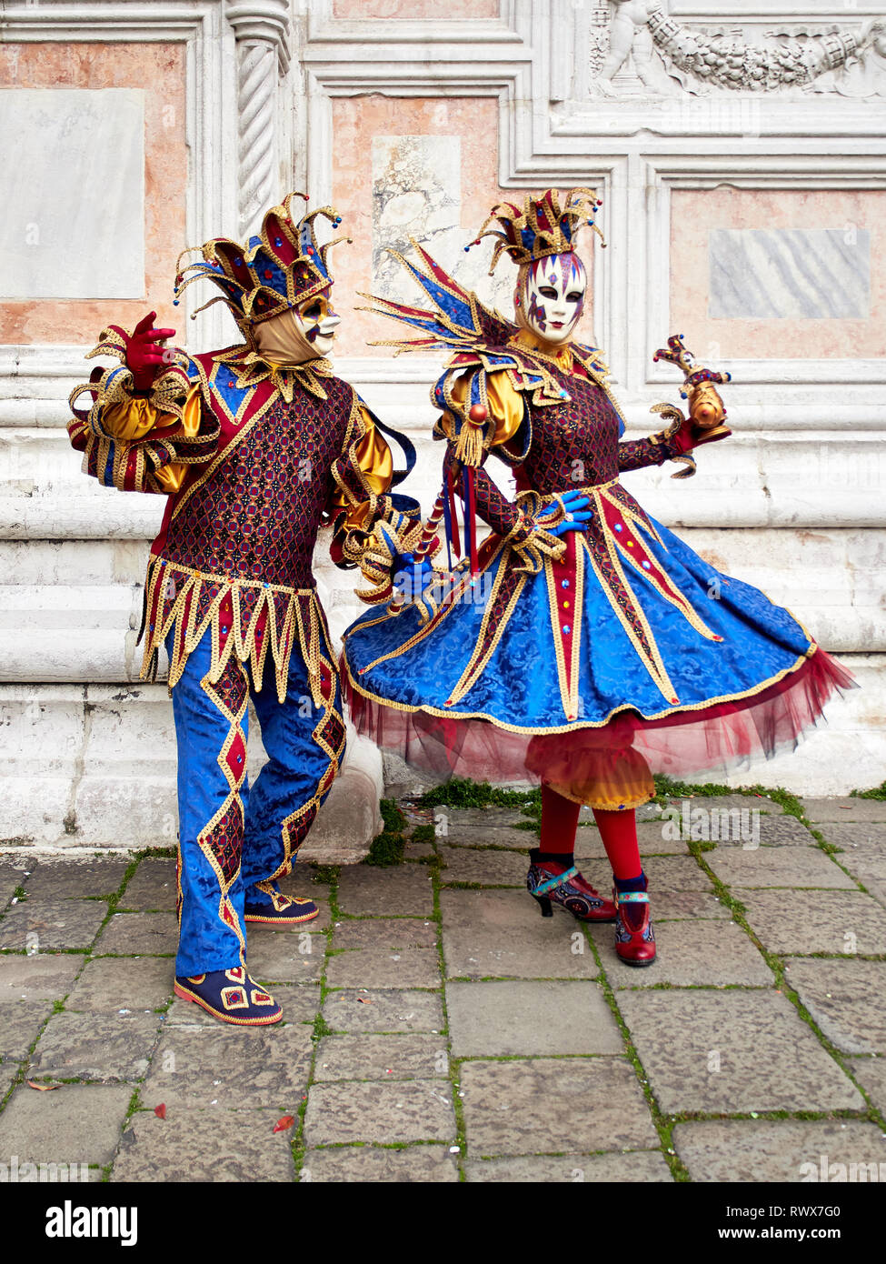 Venise, Italie - 1 mars 2019 Un couple est habillé avec un costume arlequin  pendant le Carnaval de Venise Photo Stock - Alamy