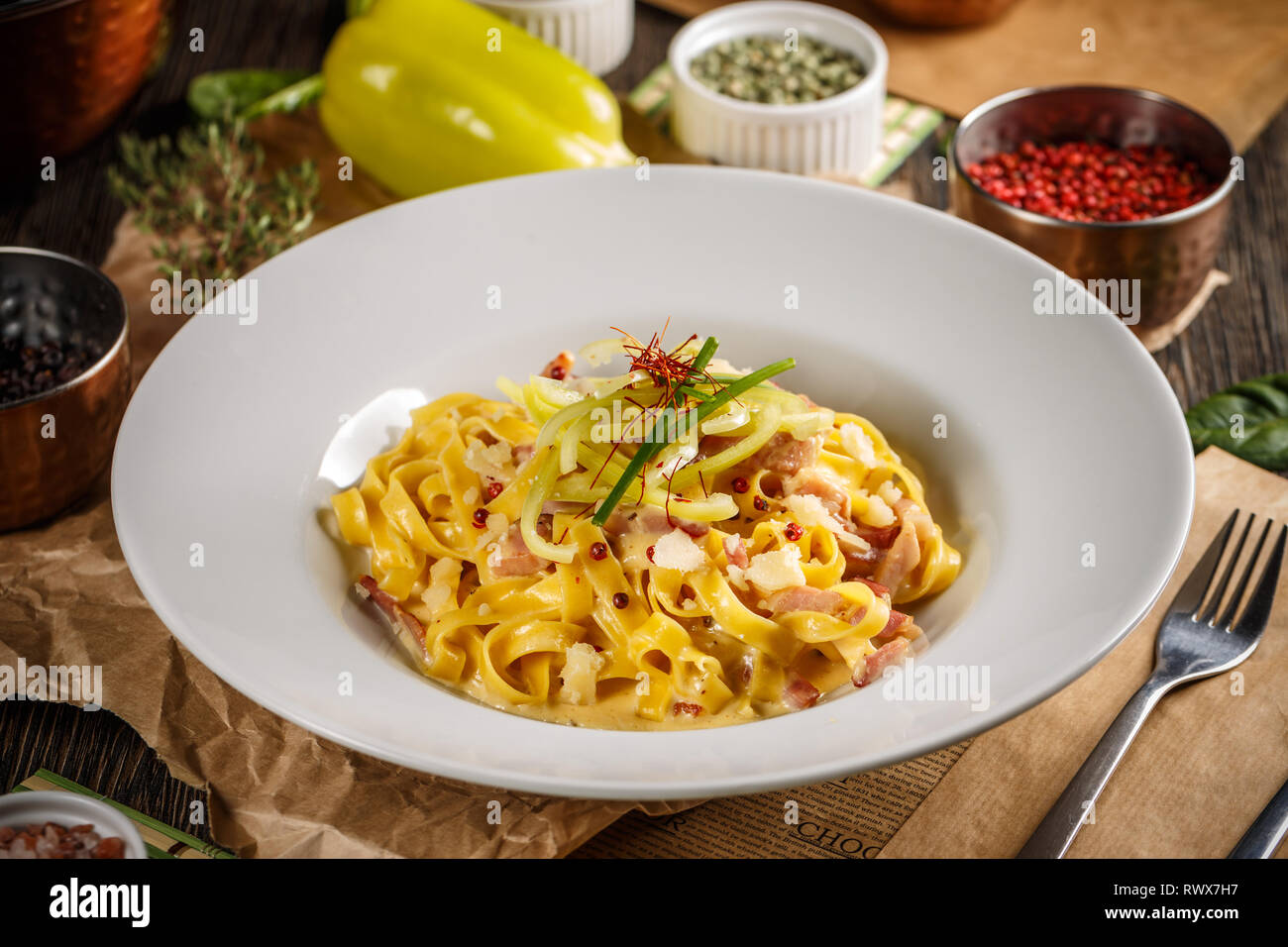 Assiette de tagliatelle carbonara cuisine italienne dans un restaurant traditionnel Banque D'Images