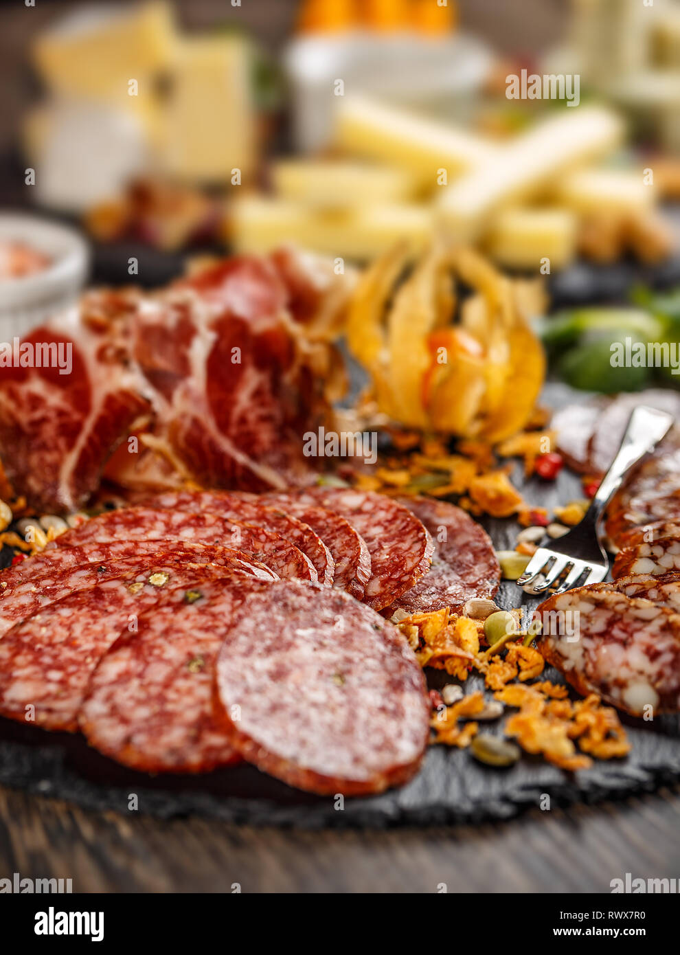 Plateau de viande avec sélection de salami, de jambon et de saucisses fraîches Banque D'Images